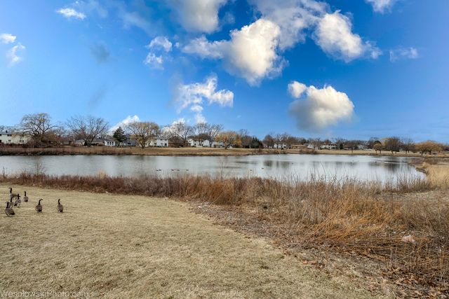 147 W Elk Trail 147, Carol Stream, IL 60188