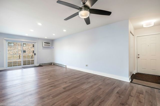 147 W Elk Trail 147, Carol Stream, IL 60188