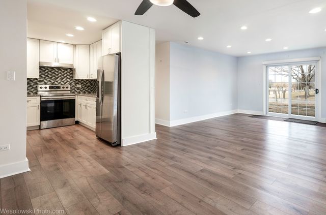 147 W Elk Trail 147, Carol Stream, IL 60188