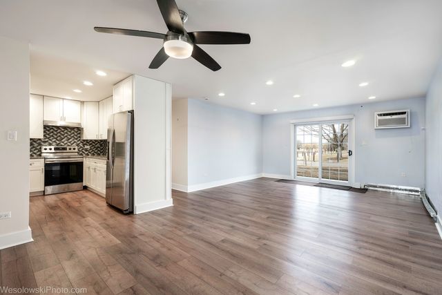147 W Elk Trail 147, Carol Stream, IL 60188