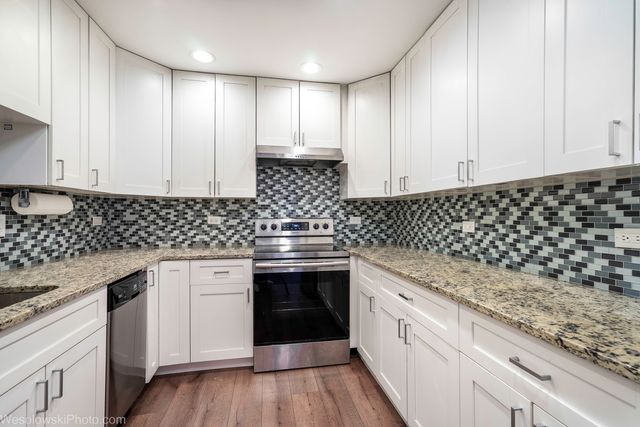 147 W Elk Trail 147, Carol Stream, IL 60188