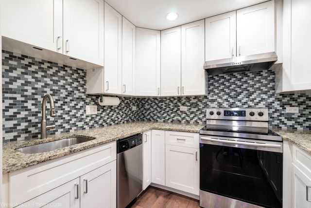 147 W Elk Trail 147, Carol Stream, IL 60188