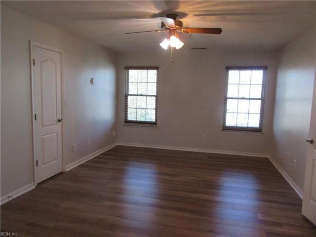 416 Iron Bridge LN, Chesapeake, VA 23323