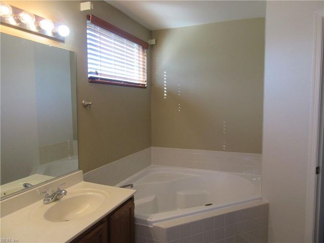 416 Iron Bridge LN, Chesapeake, VA 23323