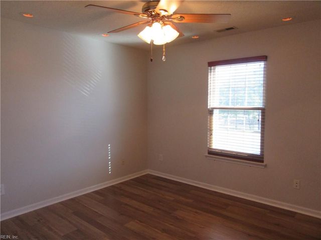 416 Iron Bridge LN, Chesapeake, VA 23323