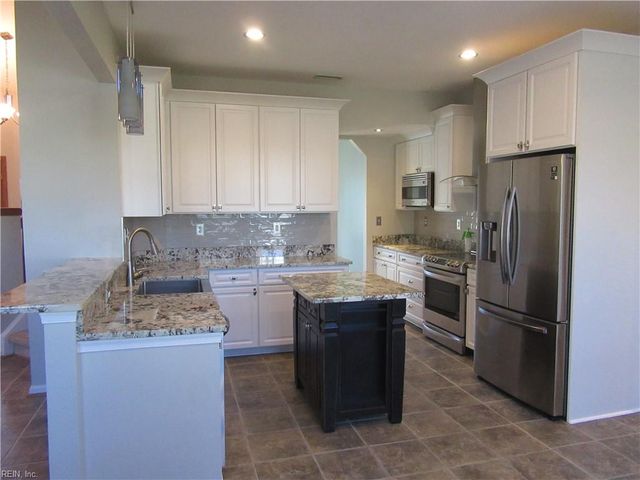 416 Iron Bridge LN, Chesapeake, VA 23323