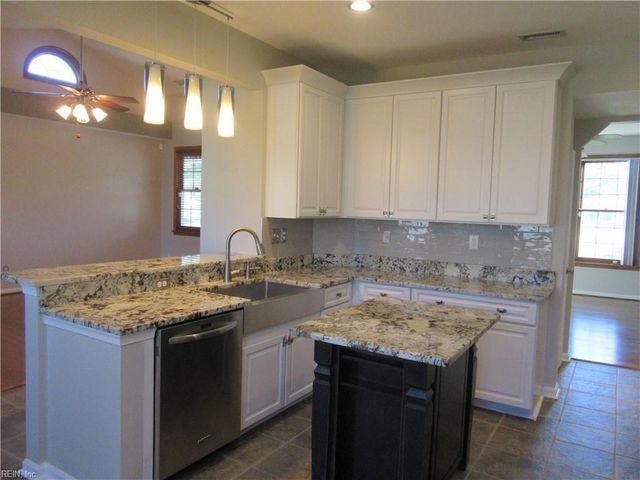416 Iron Bridge LN, Chesapeake, VA 23323
