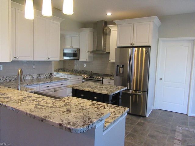 416 Iron Bridge LN, Chesapeake, VA 23323