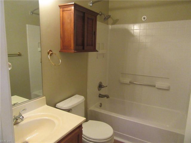 416 Iron Bridge LN, Chesapeake, VA 23323