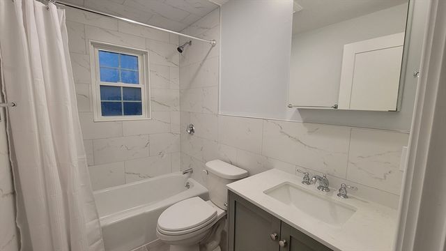 70 Farrwood Ave 11, North Andover, MA 01845