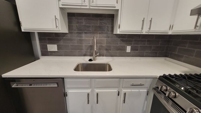 70 Farrwood Ave 11, North Andover, MA 01845