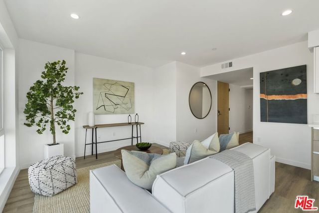10918 Camarillo Street 301, North Hollywood, CA 91602