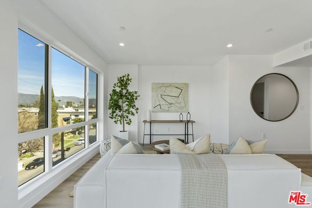 10918 Camarillo Street 301, North Hollywood, CA 91602