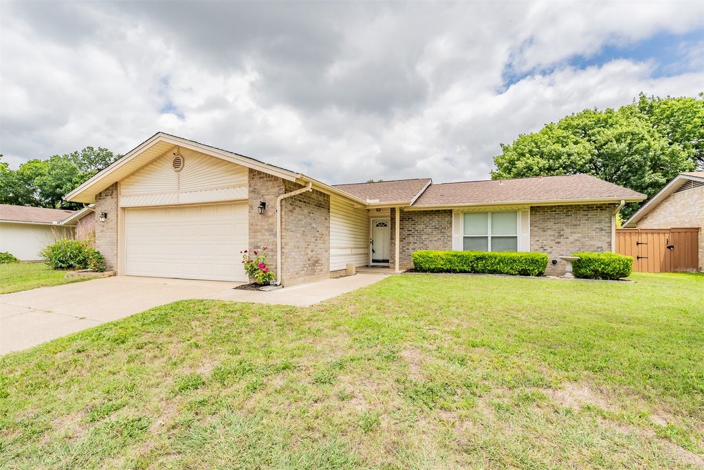 705 Salem Drive, Arlington, TX 76014