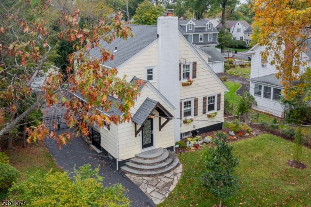 21 Garden Ave, Chatham Boro, NJ 07928