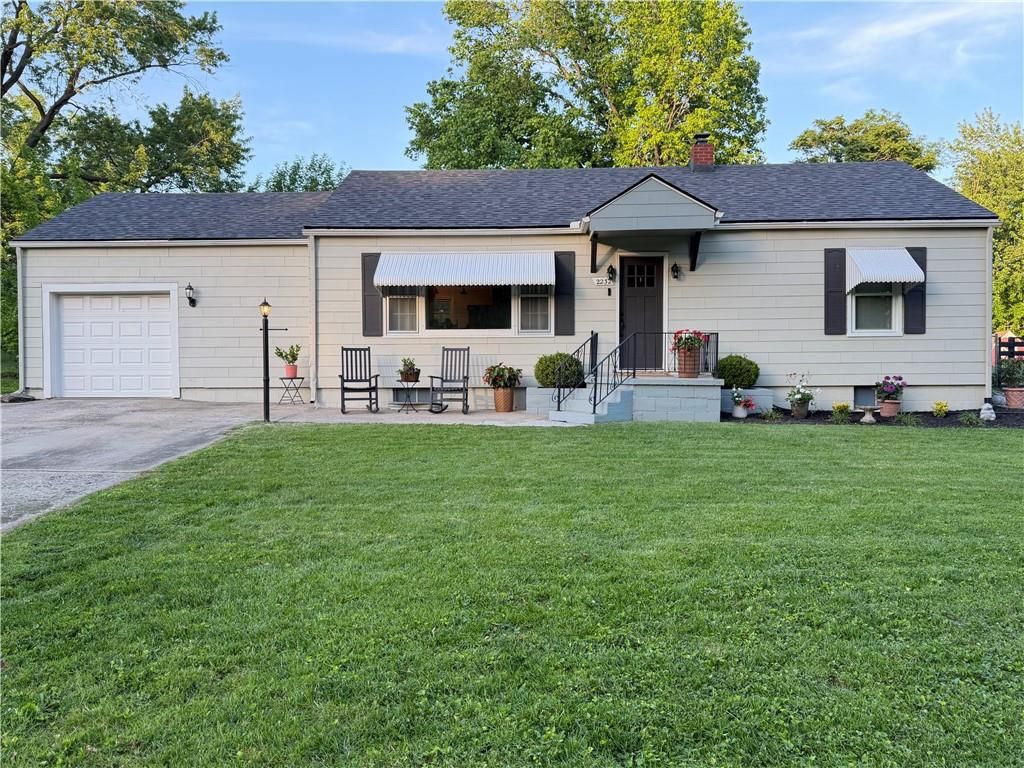 2232 NE Gaddy Road, Kansas City, MO 64118