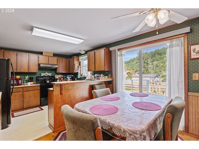 51320 MYRTLE CREEK Rd, Myrtle Point, OR 97458