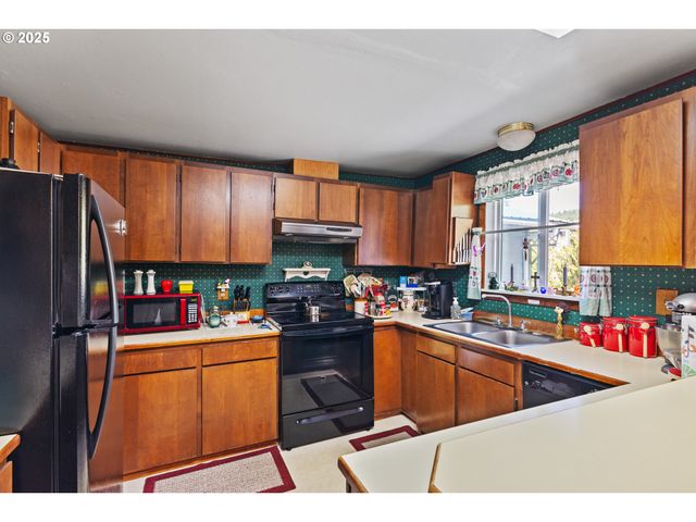 51320 MYRTLE CREEK Rd, Myrtle Point, OR 97458