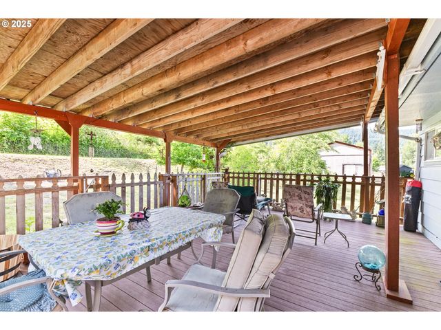 51320 MYRTLE CREEK Rd, Myrtle Point, OR 97458