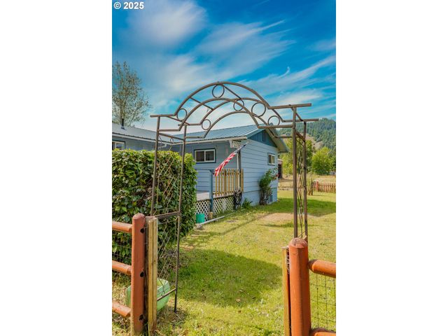 51320 MYRTLE CREEK Rd, Myrtle Point, OR 97458