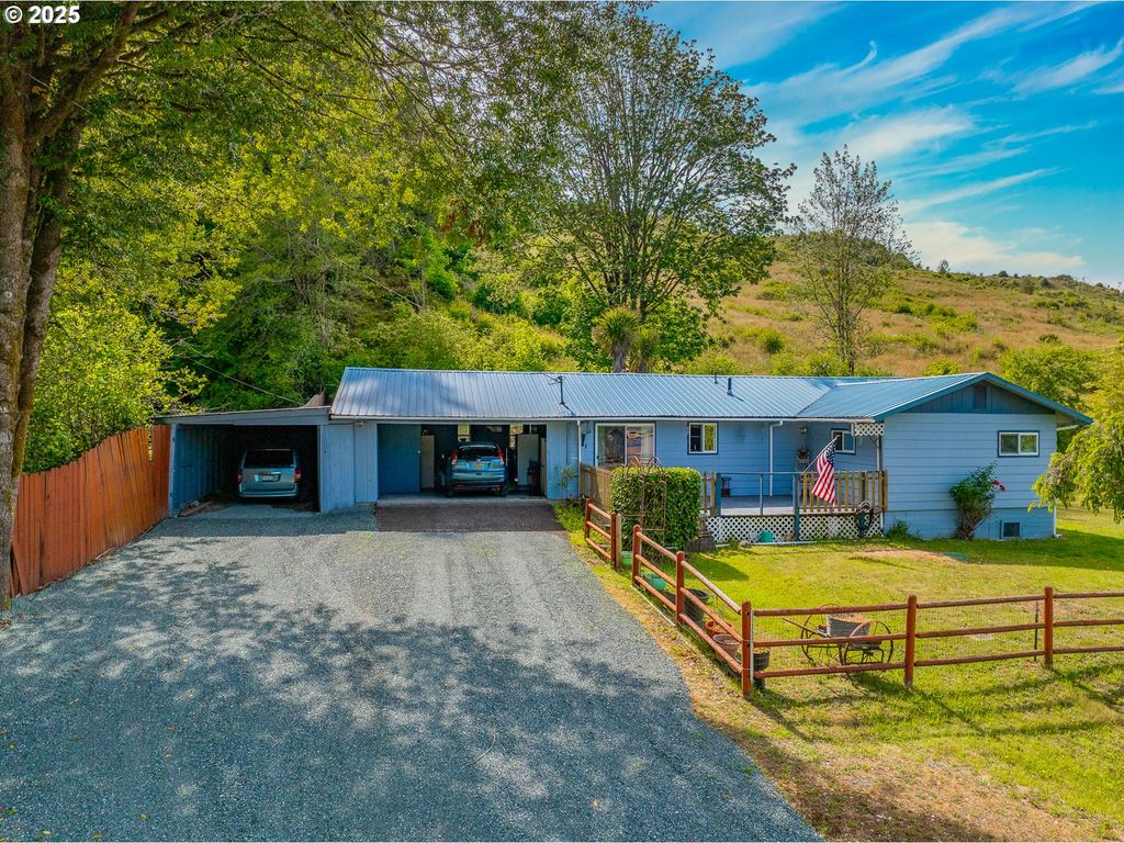 51320 MYRTLE CREEK Rd, Myrtle Point, OR 97458