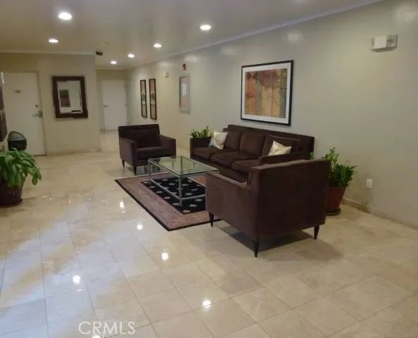1828 Glendon Avenue, Los Angeles, CA 90025