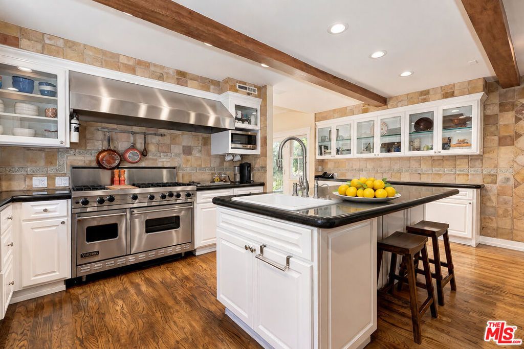 Image 10 of property listing at 1519 Schuyler Road, Los Angeles, CA 90210