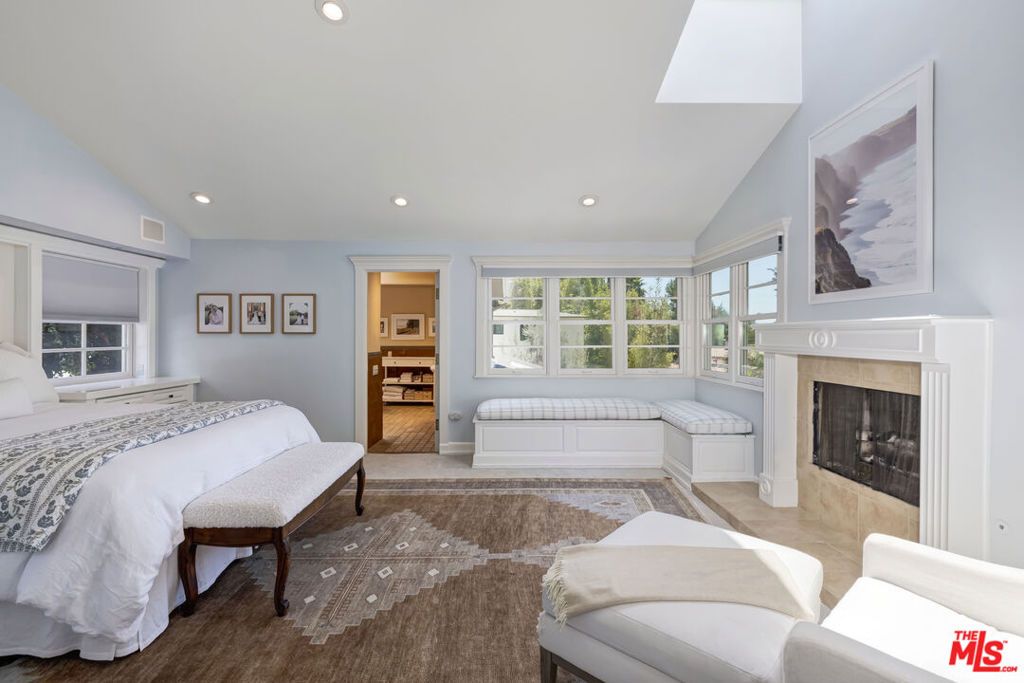 Image 14 of property listing at 1519 Schuyler Road, Los Angeles, CA 90210