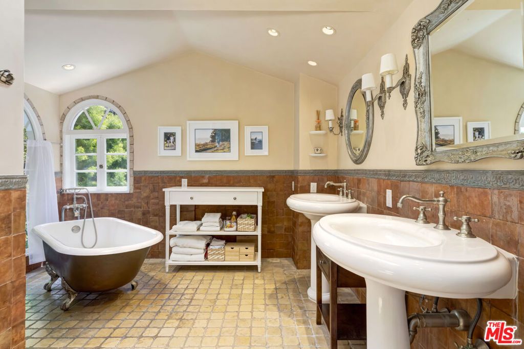 Image 16 of property listing at 1519 Schuyler Road, Los Angeles, CA 90210