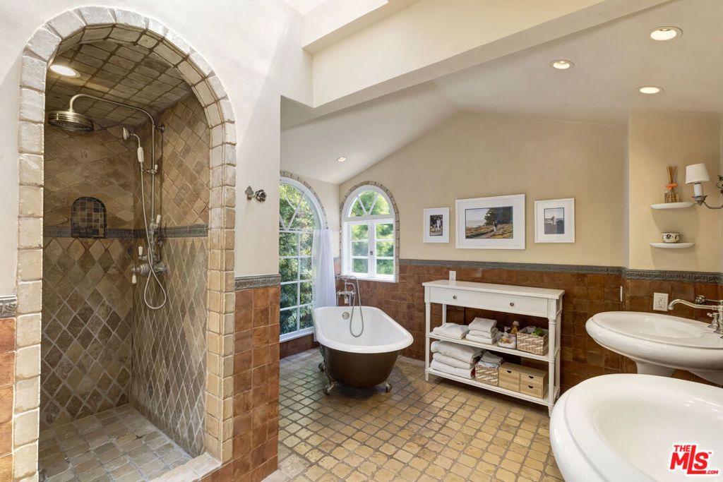 Image 17 of property listing at 1519 Schuyler Road, Los Angeles, CA 90210
