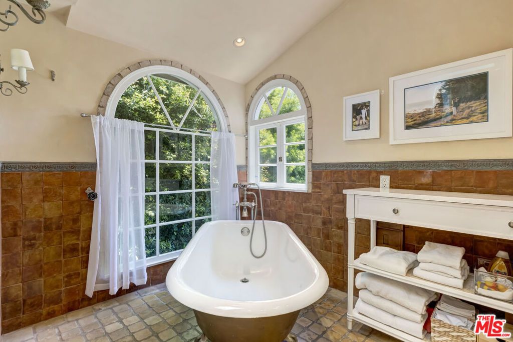 Image 18 of property listing at 1519 Schuyler Road, Los Angeles, CA 90210