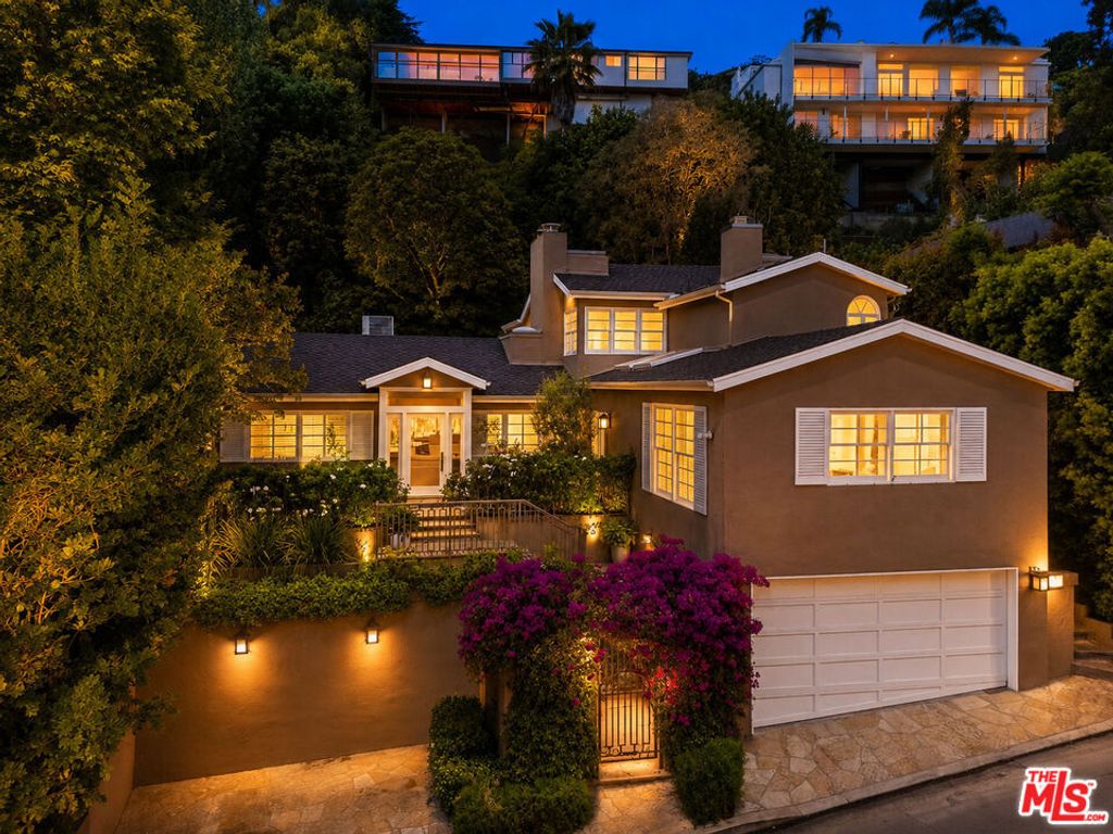Image 22 of property listing at 1519 Schuyler Road, Los Angeles, CA 90210