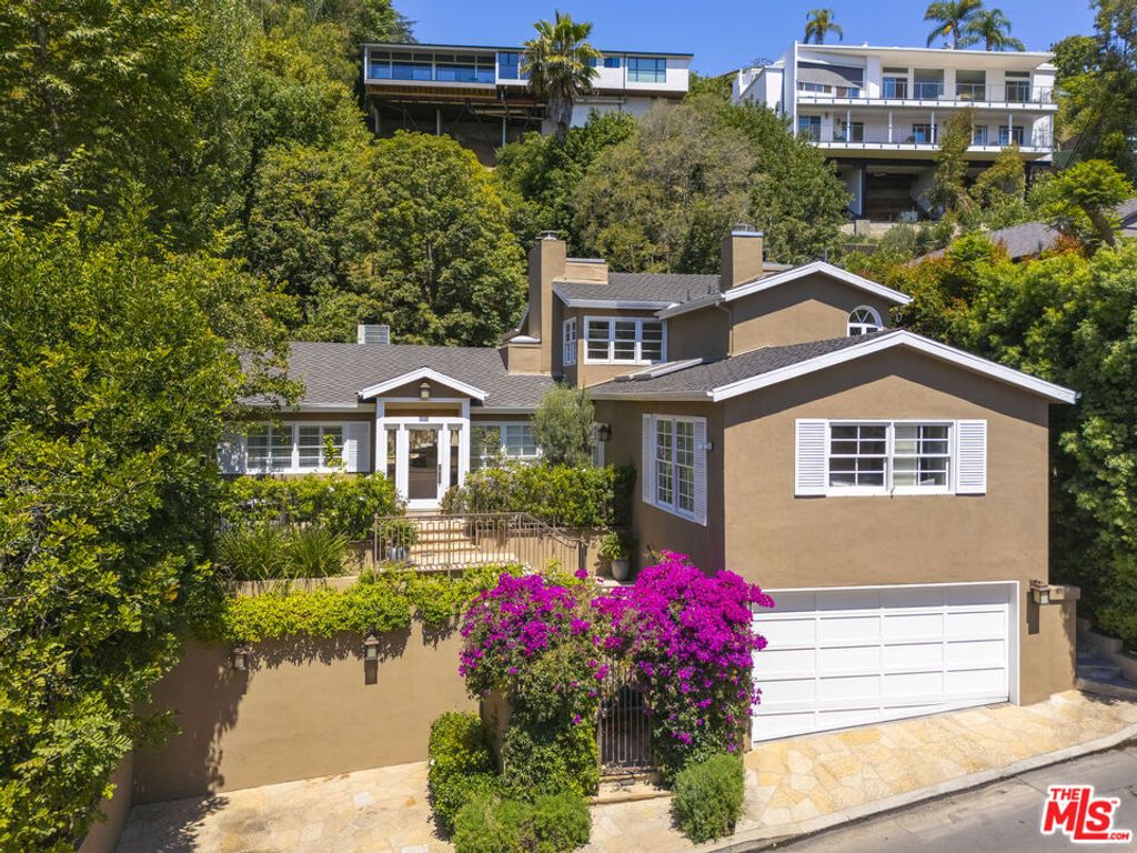 Image 23 of property listing at 1519 Schuyler Road, Los Angeles, CA 90210