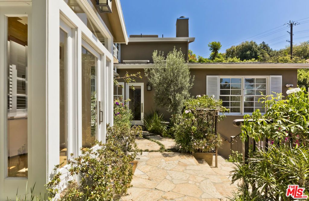 Image 24 of property listing at 1519 Schuyler Road, Los Angeles, CA 90210