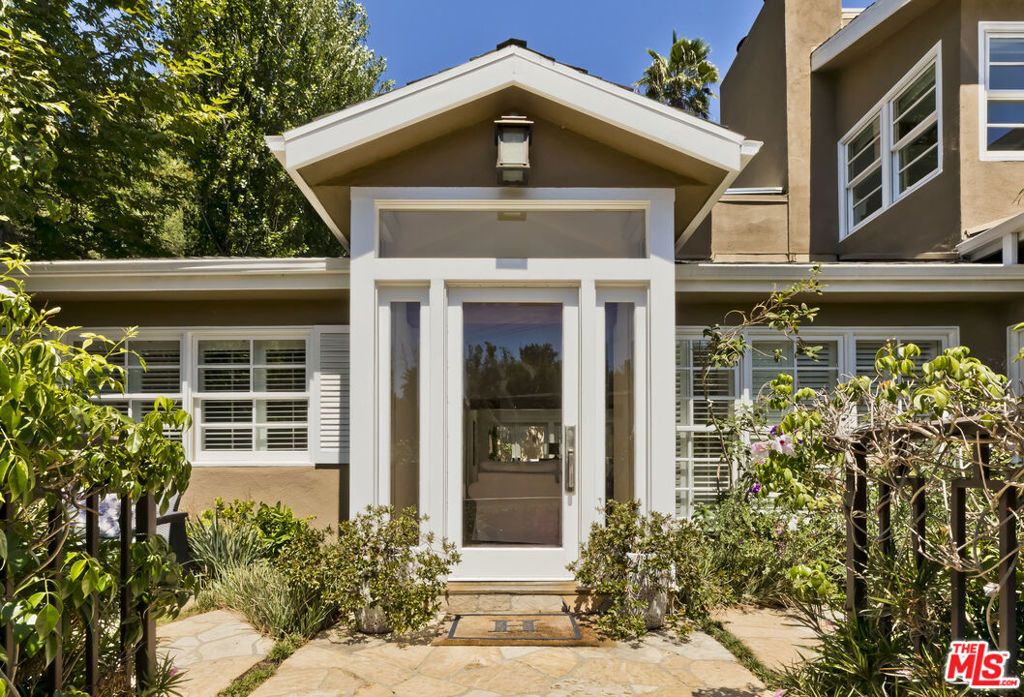 Image 25 of property listing at 1519 Schuyler Road, Los Angeles, CA 90210