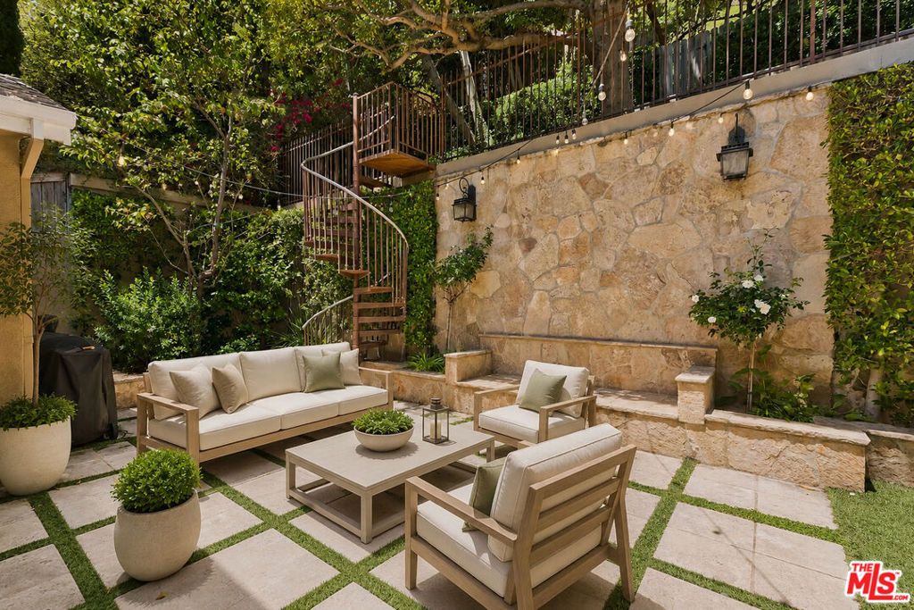 Image 3 of property listing at 1519 Schuyler Road, Los Angeles, CA 90210