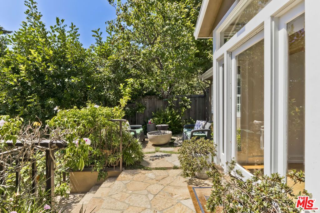 Image 30 of property listing at 1519 Schuyler Road, Los Angeles, CA 90210