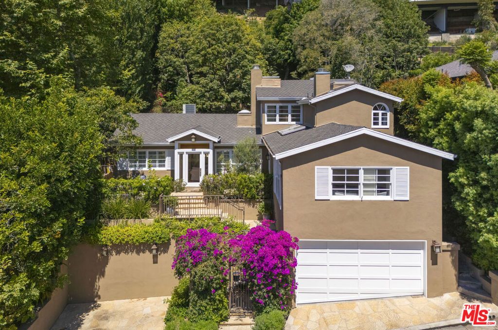 Image 6 of property listing at 1519 Schuyler Road, Los Angeles, CA 90210