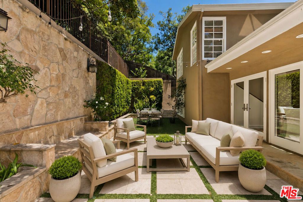 Image 7 of property listing at 1519 Schuyler Road, Los Angeles, CA 90210