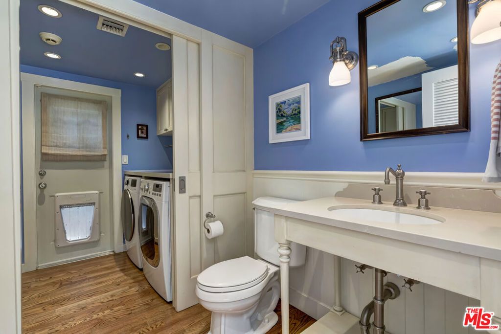 Image 8 of property listing at 1519 Schuyler Road, Los Angeles, CA 90210