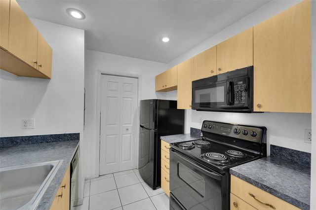 2698 N Nob Hill Road, Sunrise, FL 33322