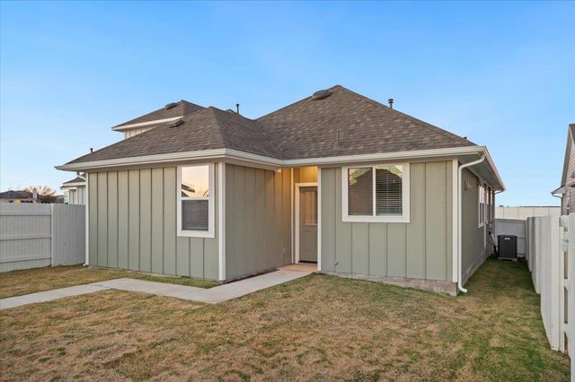 107 Tillage RD, Elgin, TX 78621
