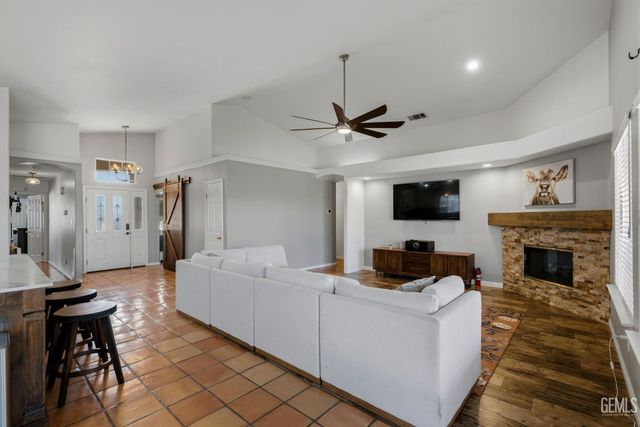 12614 Grand Teton Drive, Bakersfield, CA 93312