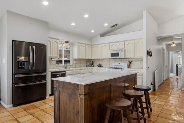 12614 Grand Teton Drive, Bakersfield, CA 93312