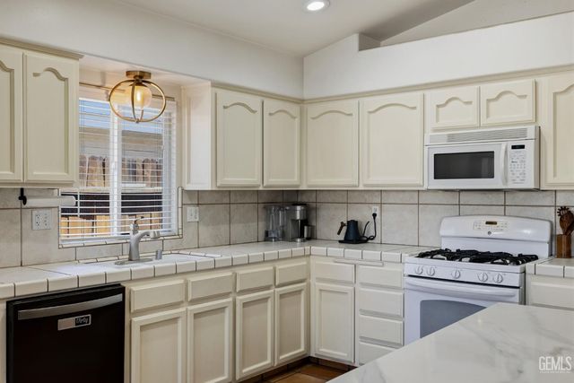 12614 Grand Teton Drive, Bakersfield, CA 93312