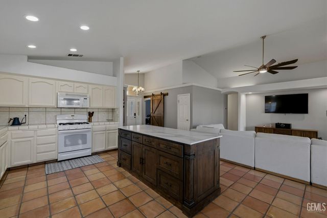 12614 Grand Teton Drive, Bakersfield, CA 93312
