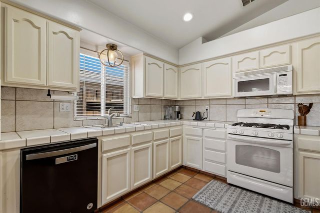 12614 Grand Teton Drive, Bakersfield, CA 93312