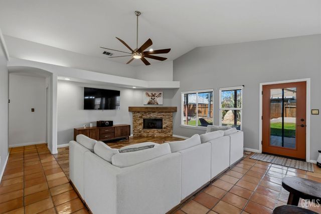 12614 Grand Teton Drive, Bakersfield, CA 93312