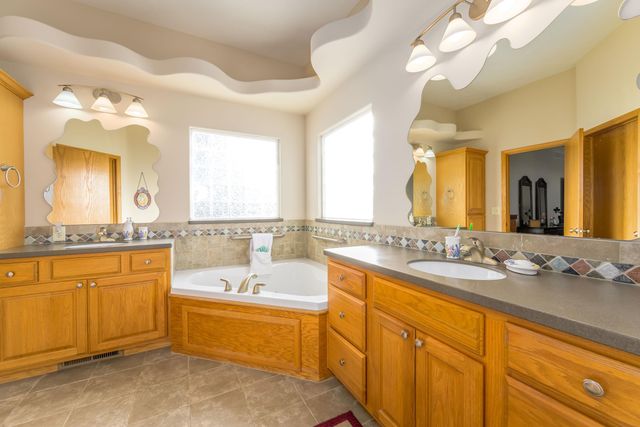 1005 Mccaskey Dr, Rose Hill, KS 67133