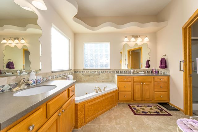 1005 Mccaskey Dr, Rose Hill, KS 67133